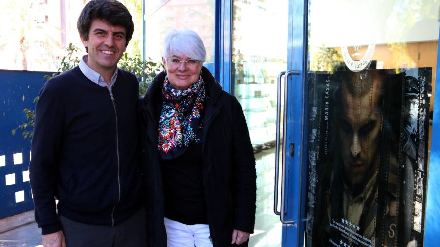 La directora de cinema, Mar Targarona i el representant de la Comissió de Cultura del COPC, Jaume Descarrega. FOTO: ACN