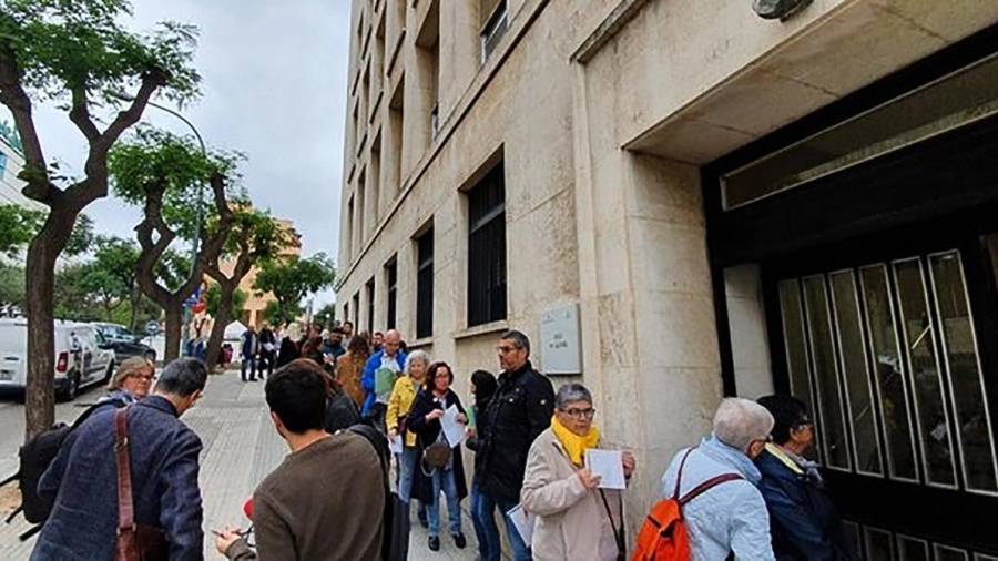 Personas haciendo cola en el Juzgado de Guardia de Tarragona para autoinculparse. FOTO: ÒMNIUM CULTURAL