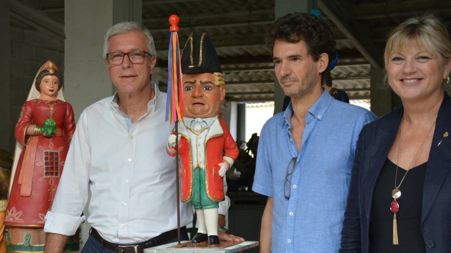 L’alcalde, Josep Fèlix Ballesteros, l’artista, Joan Serramià, i la consellera i presidenta Espimsa, Elvira Ferrando, amb la figura del Nanó Capità. FOTO: Mauri