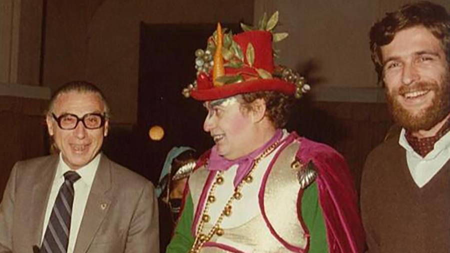 Imatge del Carnaval de 1984, amb els exalcaldes Josep Maria Recasens i Josep Fèlix Ballesteros amb Eduard Boada. FOTO: Arxiu Municipal