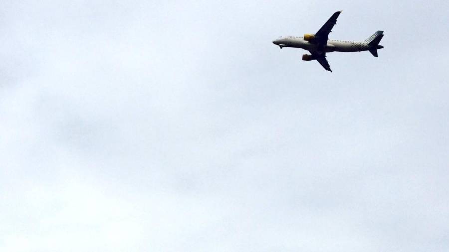 Un dels avions sobrevolant el territori. FOTO: ugt