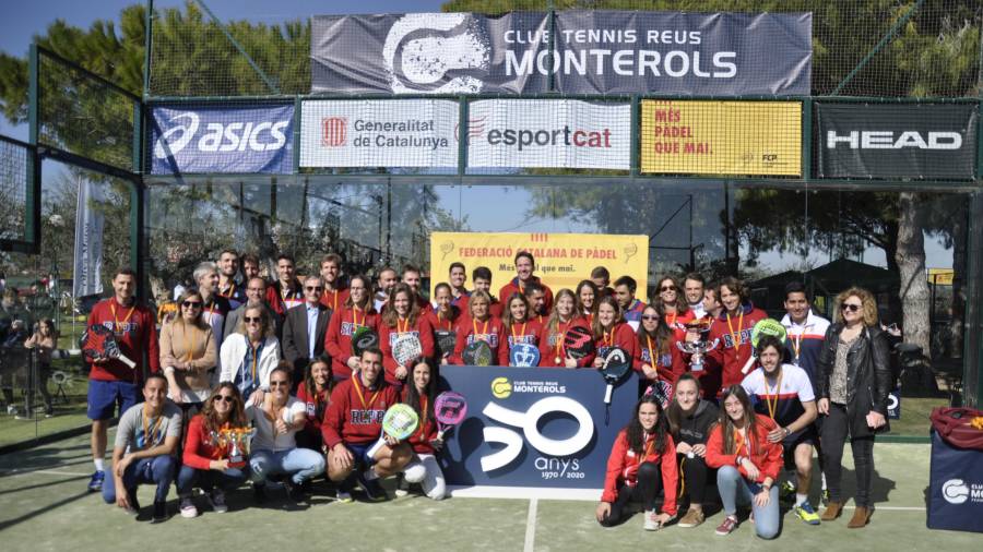 Jugadores y jugadores del Polo, RCT Barcelona y CT Tarragona, en la entrega de trofeos. FOTO: Reus Monterols