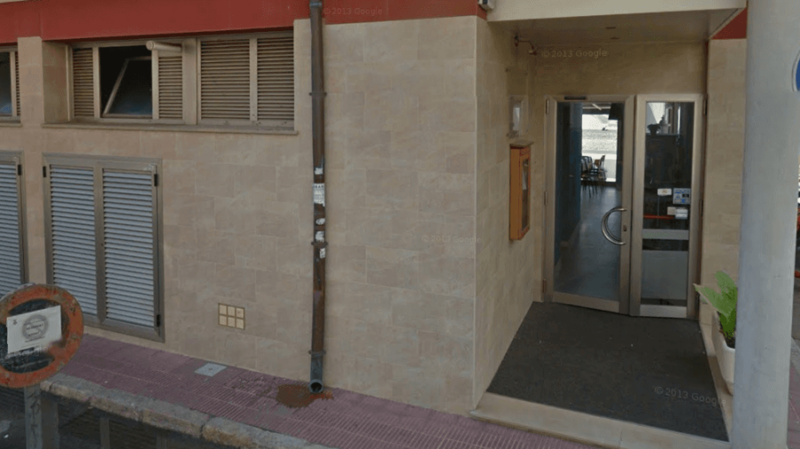 La puerta del restaurante donde accedió el ladrón esta última semana de octubre en Torredembarra. FOTO: Google