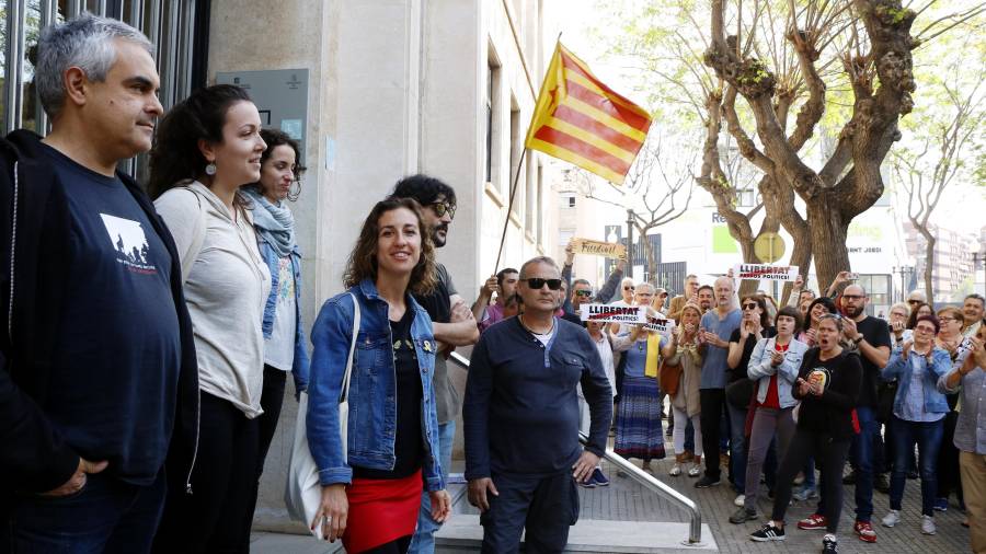 Laia Estrada al costat de Jordi Ferré, regidors de la CUP a Tarragona, s'han negat a declarar. FOTO: ACN
