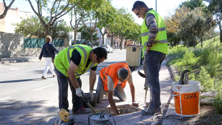 Operarios trabajando este lunes en la instalación de las cámaras de seguridad del barrio Sant Josep Obrer. Foto. Alba Mariné