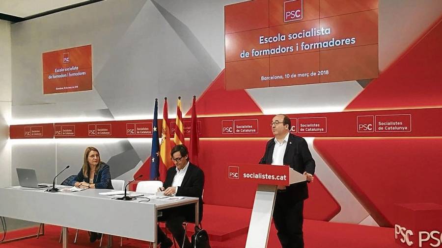 El primer secretari del PSC, Miquel Iceta, dissabte passat, durant la seva intervenció en la inauguracióde l’Escola Socialista de formadors al casal socialista Joan Reventós. FOTO: ACN