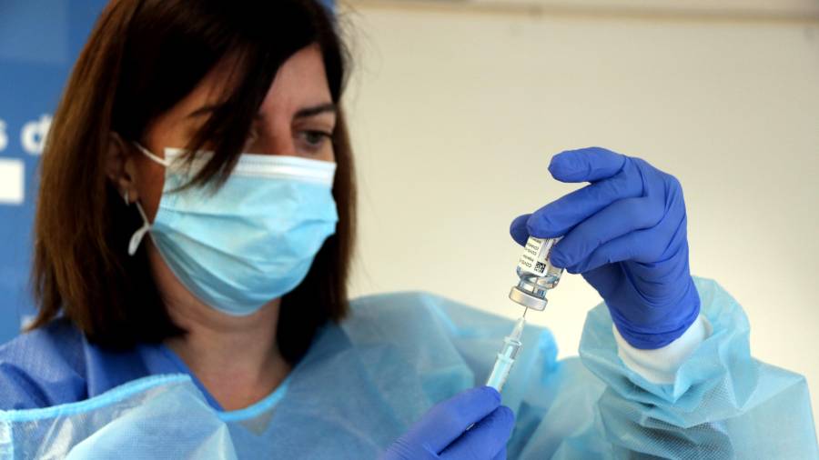 Imagen de una enfermera de Tarragona durante la campaña de vacunación en Campclar. ACN