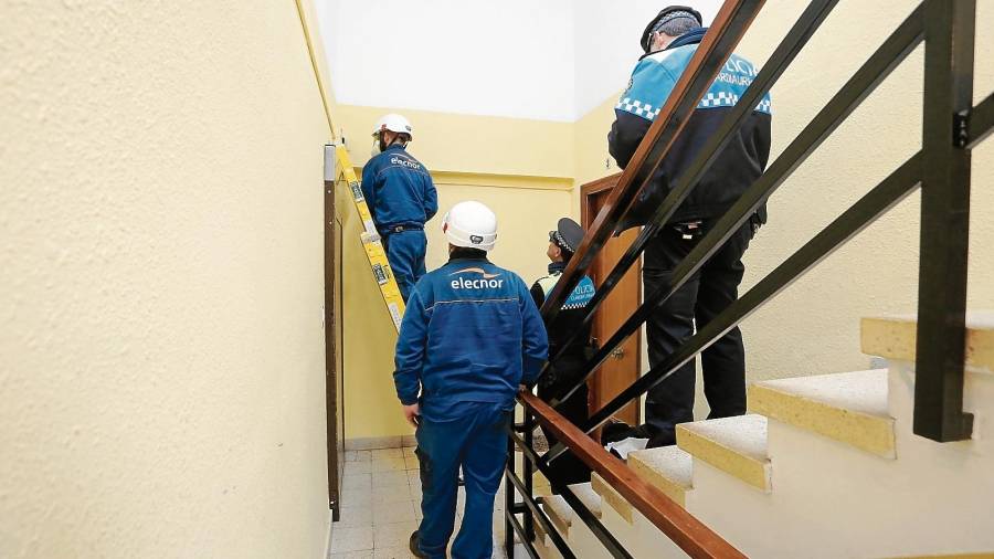 Técnicos de Endesa y agentes de la Guàrdia Urbana durante la operación de la semana pasada en Horts de Simó. FOTO: a. mariné