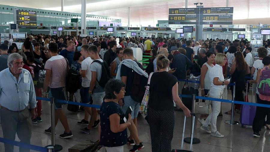 El colapso de pasajeros vivido en las colas del control de seguridad en el Aeropuerto del Prat el pasado 27 de julio. Foto:ACN
