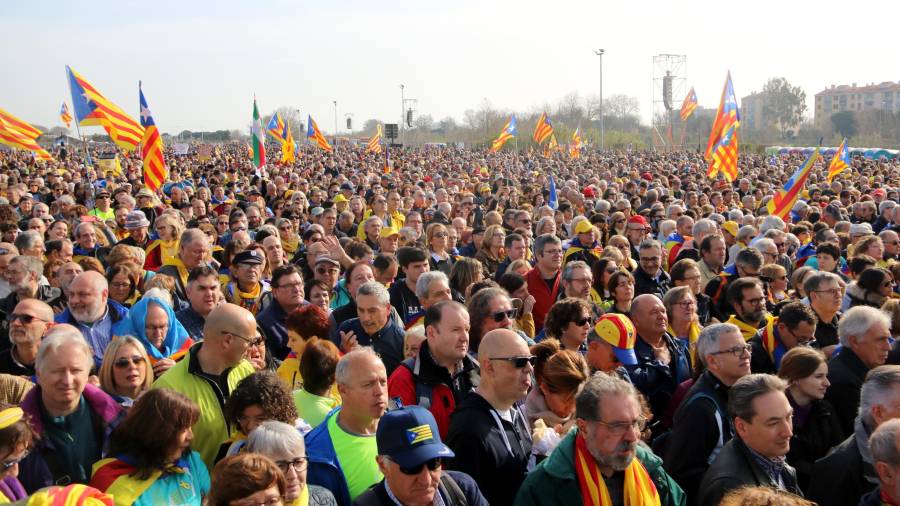 Miles de personas llenan el Parc de les Exposicions de Perpinyà en el acto del Consejo por la República. FOTO: ACN