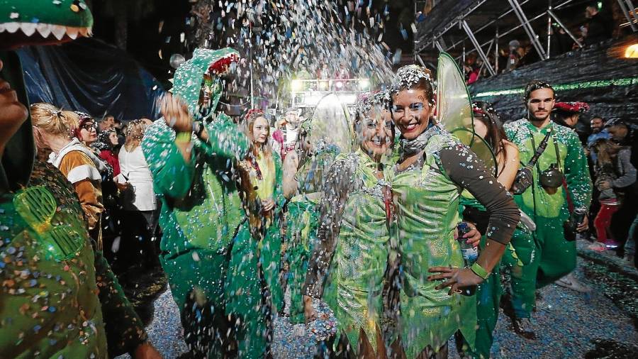 Confeti, disfresses i música són els elements imprescindibles del Cós Blanc de Salou, l’acte més destacat de la Festa Major. FOTO: Pere Ferré