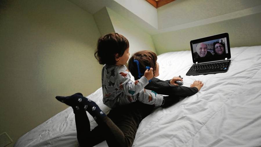 Hay que priorizar que los niños puedan mantener el contacto por vía telemática con sus padres, pero también con la familia extensa. FOTO: EFE