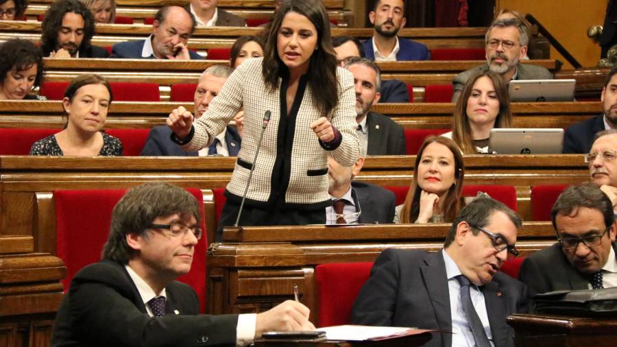 La líder de Cs al Parlament, Inés Arrimadas, gesticula mentre Puigdemont pren nota al ple del 26 d'abril de 2017