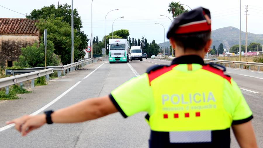 Imatge d'arxiu d'un camió arribant al punt de control dels mossos a la N-340 a Amposta. FOTO: ACN / JORDI MARSAL