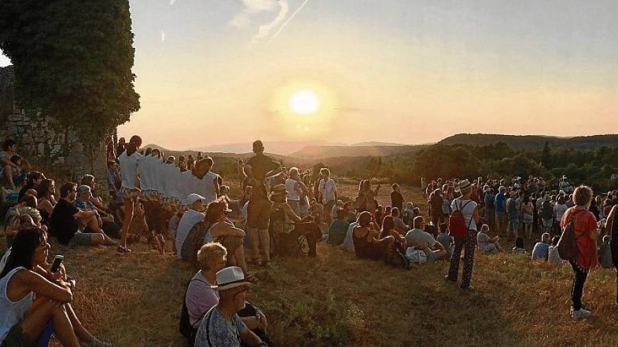 Cientos de asistentes durante uno de los actos del Mussart de esta edición, con la puesta de sol al fondo. FOTO: cedida