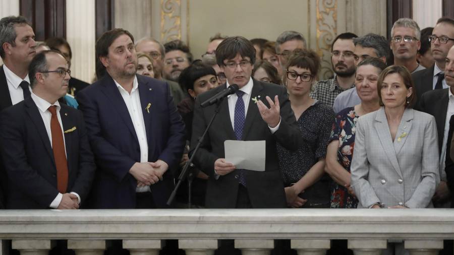 El presidente de la Generalitat, Carles Puigdemont junto al vicepresidente del Govern y conseller de Economía, Oriol Junqueras, tras declarar la independencia en el Parlament. Foto: EFE / archivo