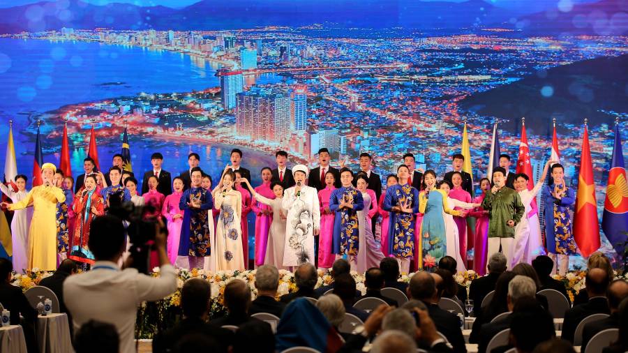 La cumbre virtual de 15 países de la región Asia-Pacífico se clausuró con un acto folclórico realizado en la capital de Vietnam, Hanoi. efe