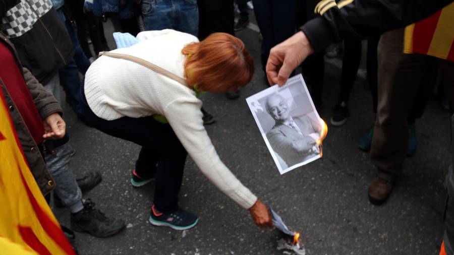 Manifestants cremen una foto del jutge Llarena. EFE