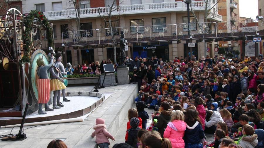Centenars de nens i nenes no es van perdre l’espectacle ‘Carilló’ a la plaça del Pati el dia 31 al migdia. FOTO: Alba Tudó