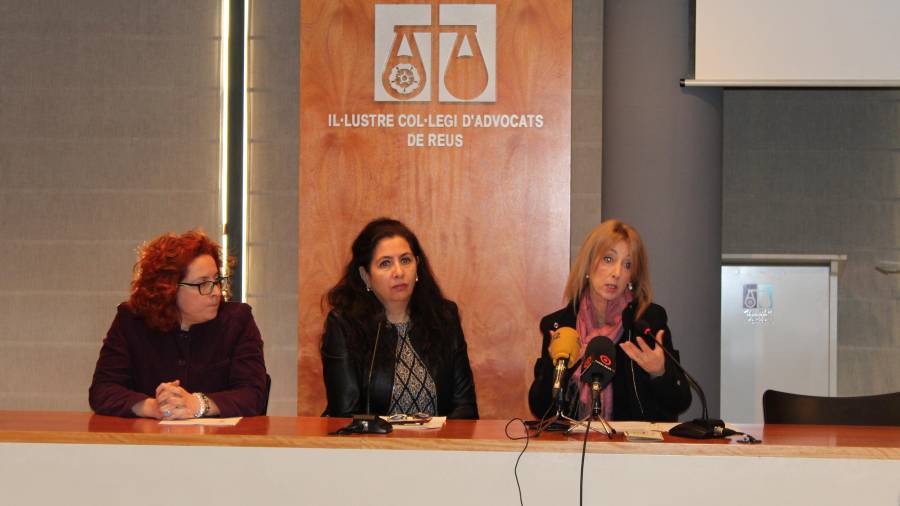 D'esquerra a dreta, les advocades Montserrat Tutusaus, la Degana Encarna Orduna i Yvonne Figueras. Foto: Cristina Valls.