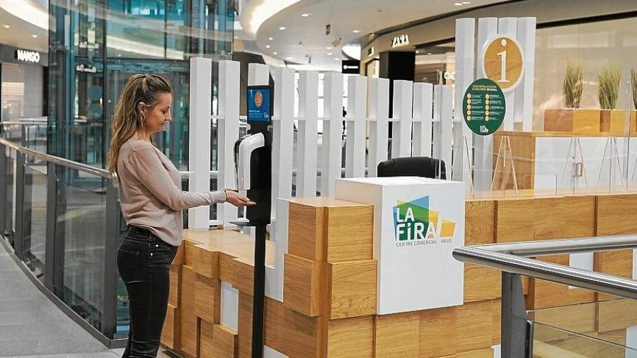 Dispensador de gel en el centro comercial de La Fira. foto: fabián acidres