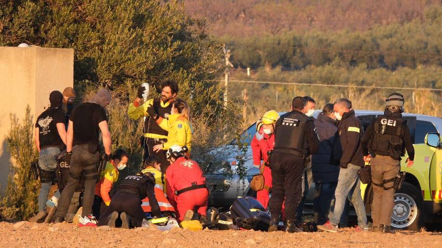 Los servicios de emergencia están atendiendo al hombre, que ha sido neutralizado por los Mossos. Foto: Fabián Acidres