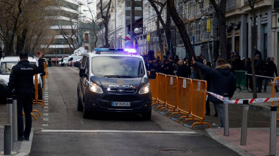 Pla mitjà de la furgoneta de la policia espanyola amb Jordi Sànchez girant cap al carrer de la porta del Suprem. Foto: ACN