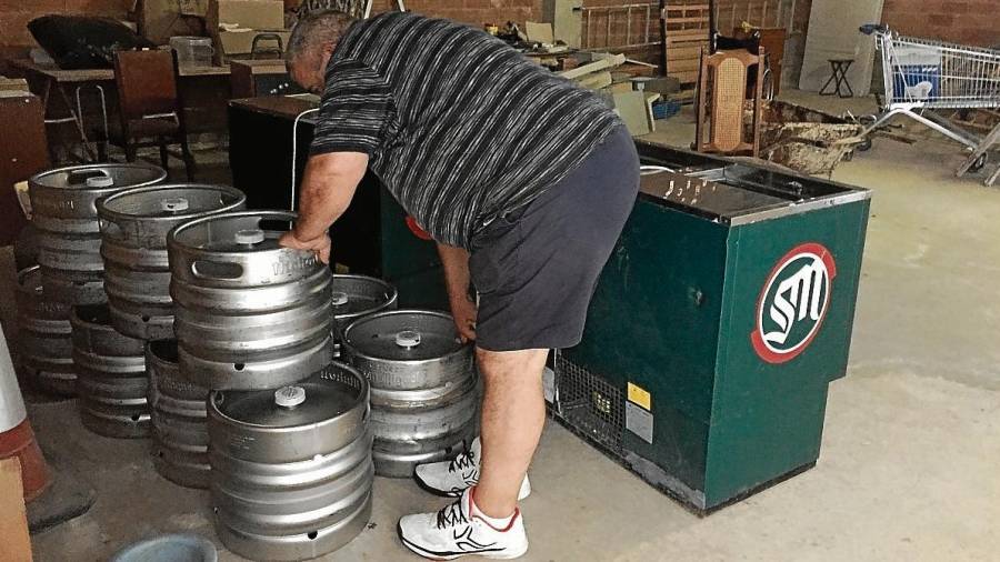 Modesto Pallejà, ayer, recepcionando los barriles de cerveza previstos para la fiesta. FOTO: C. Pomerol