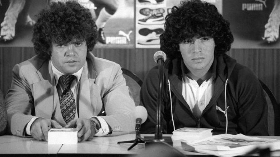Un joven Maradona (derecha) durante una rueda de prensa. Foto: DT
