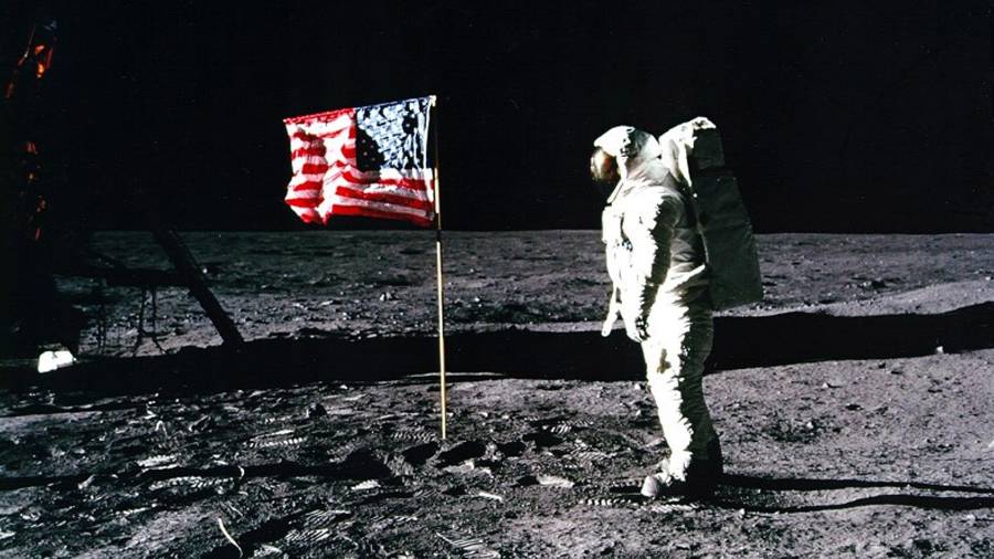 El estadounidense Aldrin Buzz en la Luna junto a la bandera, que no fue nada fácil clavar en el suelo. FOTO: EFE