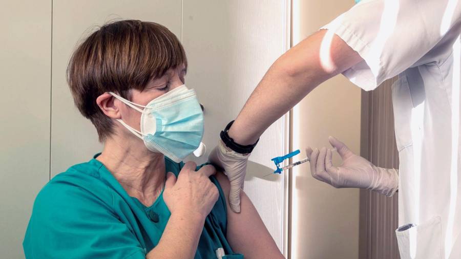 Esta semana ha comenzado el proceso de vacunación al personal sanitario. FOTO: EFE
