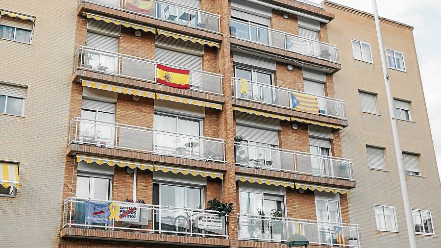 Un edificio frente a la estación de trenes de Tarragona, con estelades, lazos, insignias a favor de la liberación de los políticos y banderas españolas en seis de los ocho pisos. Foto: Alba Mariné