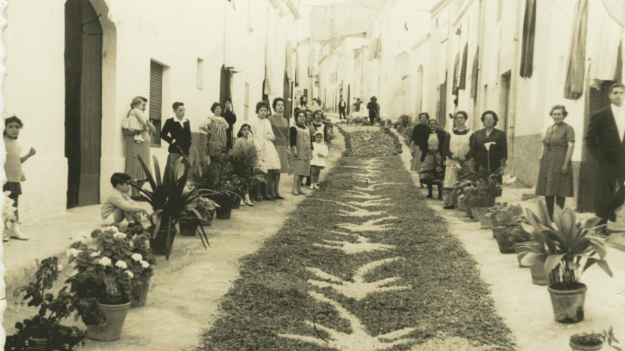 La calle del Pou de los años 50 celebrando el Corpus. FOTO: JUANITA ROVIRA