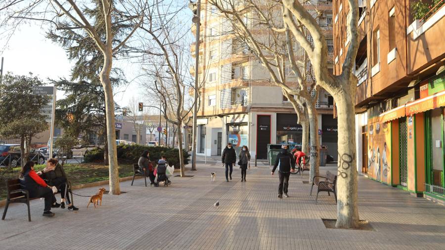 Gente paseando en la avenida Catalunya con la glorieta de Les Baldufes. FOTO: ALBA MARINÉ