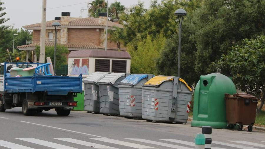 Contenidors d'escombraries en un dels carrers de Vilafortuny. FOTO: DT