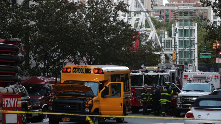 Vista de un bus escolar en la escena del crimen donde un hombre condujo una camioneta por la vía de bicicletas, matando a 8 personas e hiriendo a otras 11. Foto: EFE