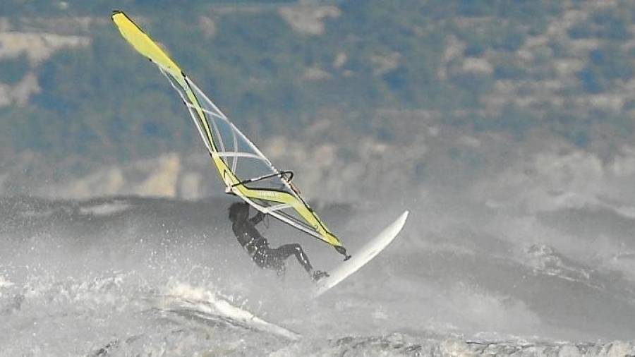 Practicando windsurf. FOTO: Joan Revillas