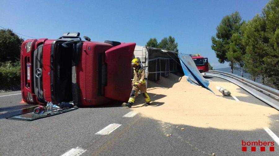 El camión cargado de grano ha volcado lateralmente en la N-240 en sentido Montblanc. FOTO: Bombers