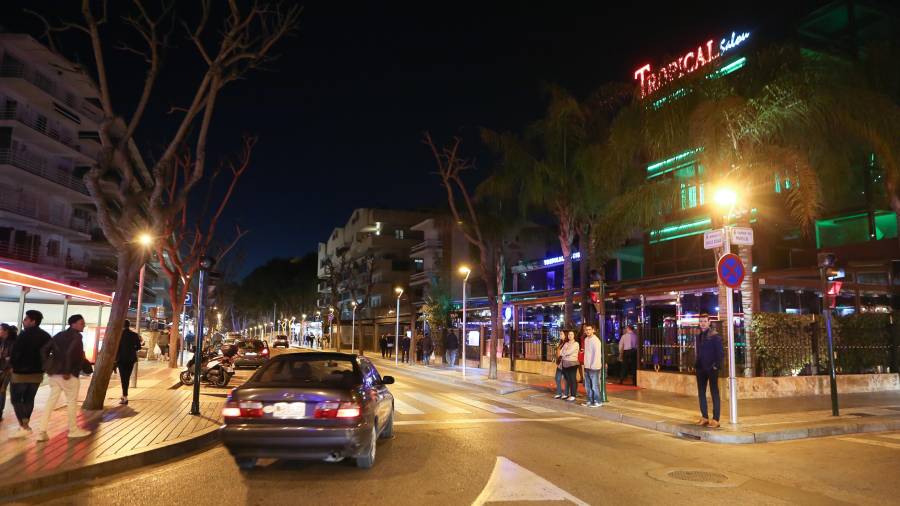 Imagen de meses atrás de la avenida Carles Buigües, donde se hallan varios de los locales de ocio nocturno de Salou. FOTO: ALBA MARINÉ