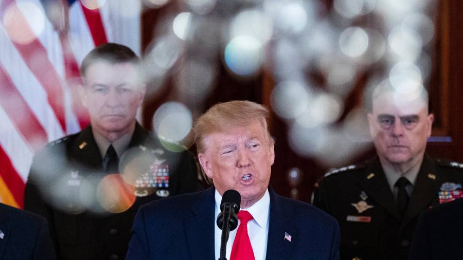 El presidente estadounidense Donald Trump, ayer en su mensaje a la nación, con el alto mando militar. FOTO: MICHAEL REYNOLDS/EFE