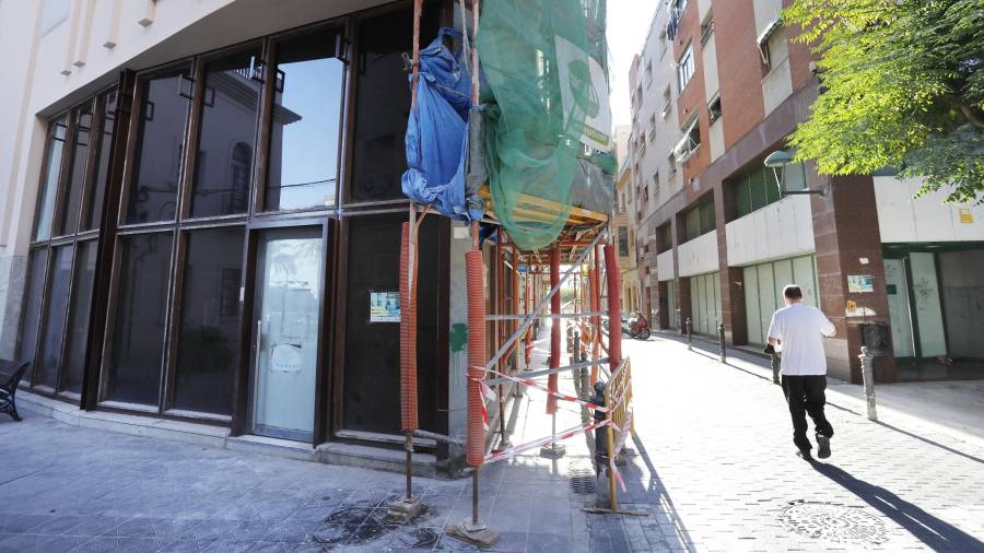 Antiguamente, en la calle de Gravina del Serrallo, había dos entidades bancarias, una frente a la otra. Cerraron hace años. FOTO: PERE FERRÉ