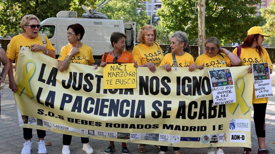 Miembros de la Asociación S.O.S. Bebés robados con una pancarta a las puertas de la Audiencia Provincial de Madrid. FOTO: EFE