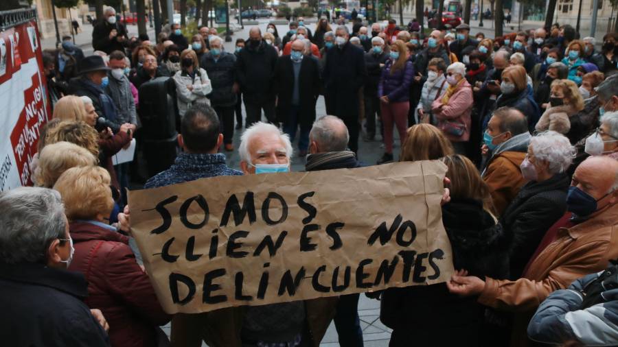 Unas 200 personas exigen un trato justo de la banca para la tercera edad en Tarragona