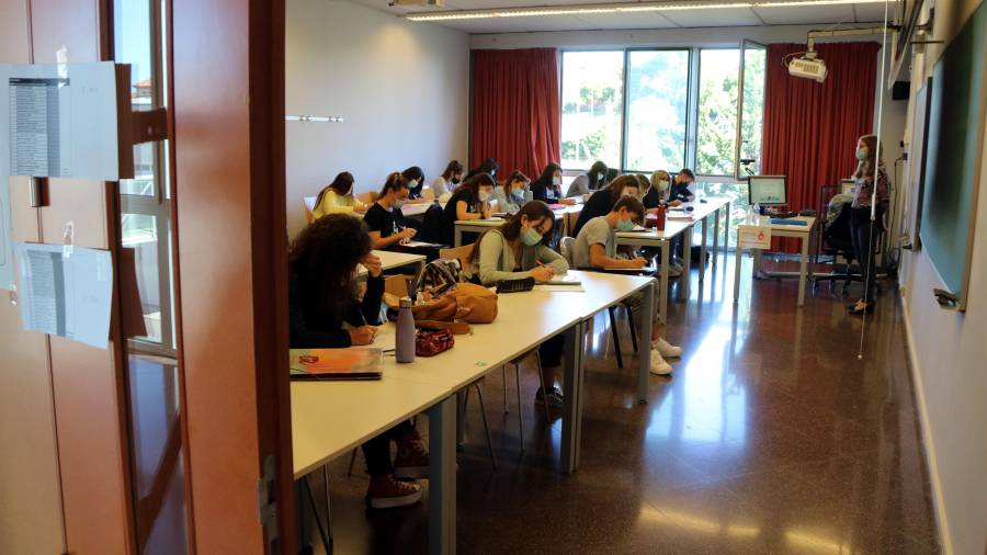 Una clase presencial de alumnos en la URV, con mascarilla, durante este curso universitario. FOTO: ACN