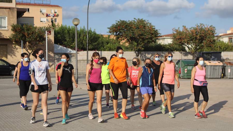 Algunas de las participantes en la preparación para la Cursa de la Dona. FOTO: Alba Mariné