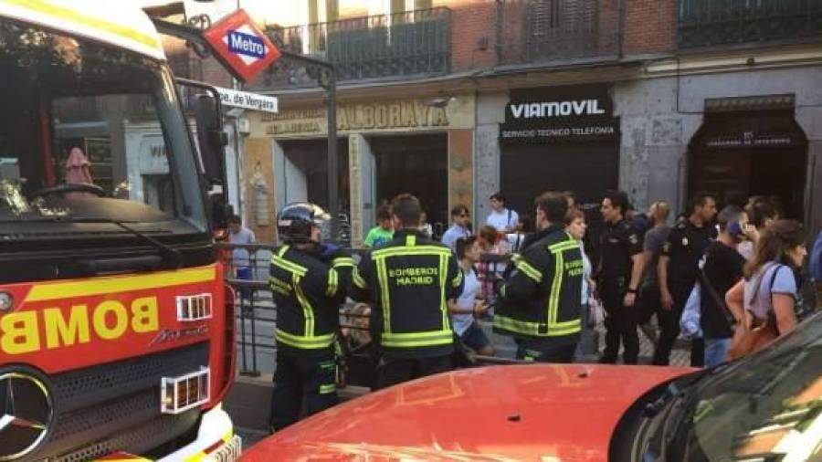 Bomberos en una entrada del Metro de Madrid Foro: Emergencias Madrid