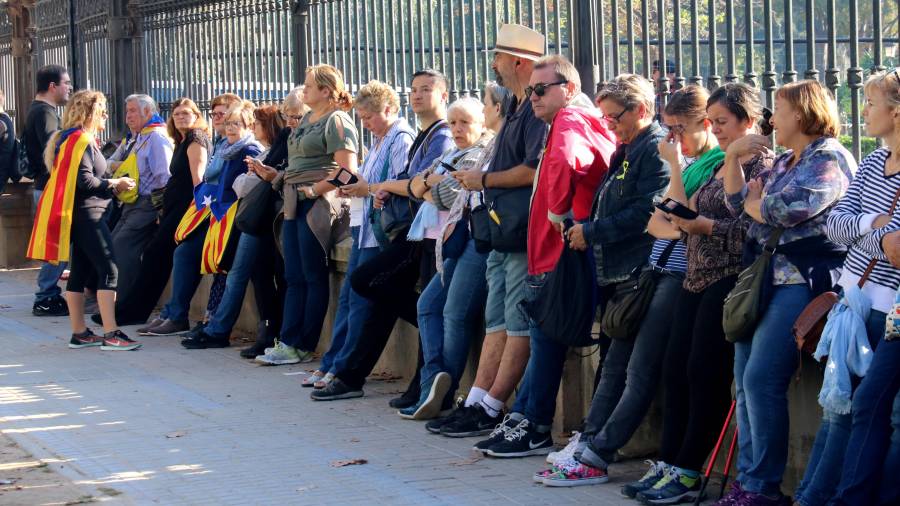Concentració convocada per l'ANC a les portes del Parc de la Ciutadella, el 27 d'octubre de 2017