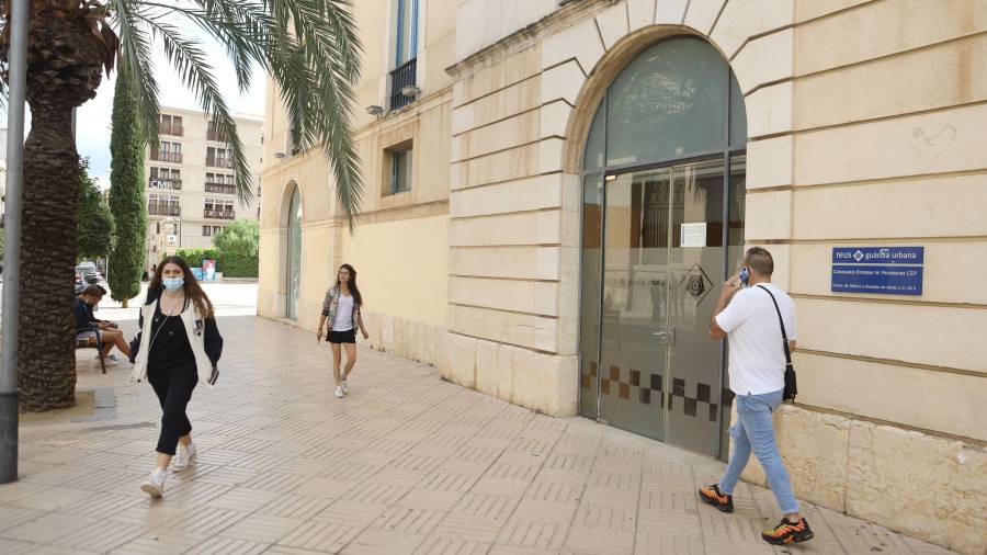 Una de las comisarías de proximidad está en la calle Sant Joan. FOTO: Alba Mariné