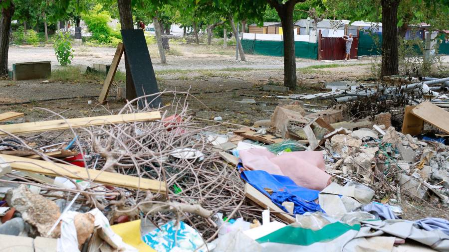 Los restos de los módulos que desvalijaron los propietarios del camping. Foto: Fabián Acidres