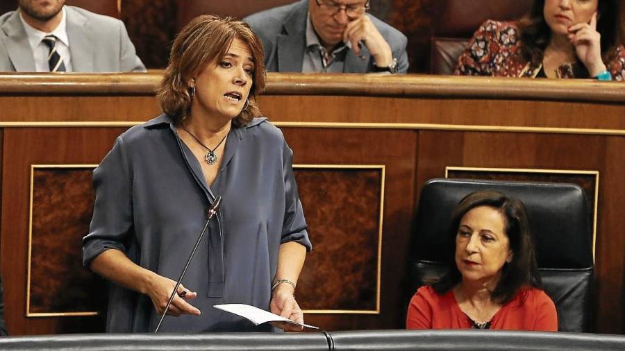 La ministra de Justicia, Dolores Delgado (de pie), la semana pasada durante una intervención en el Congreso de los Diputados. FOTO: EFE